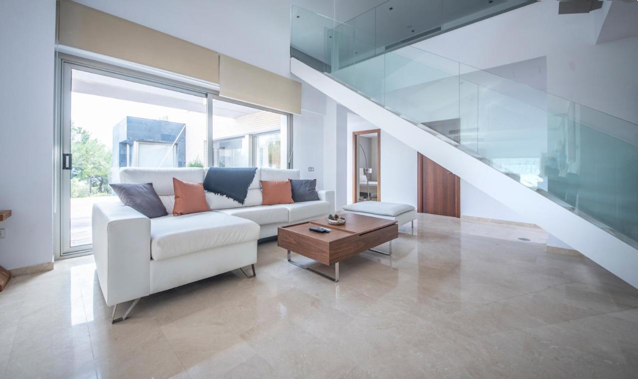 Villa Limonium Deluxe With Private Pool, Tarracohomes *